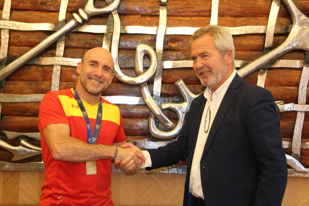García Fuentes recibe al deportista motrileño reciente récord del mundo indoor de 400 metros en categoría máster 50, patrocinado por el puerto